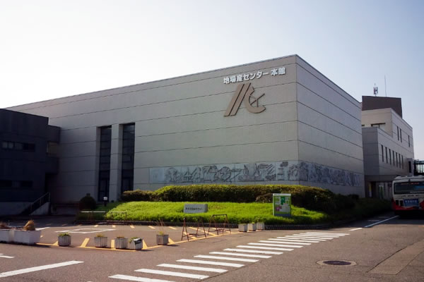 石川県地場産業振興センター外観